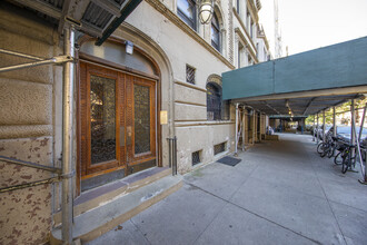 302 W 76th St in New York, NY - Building Photo - Building Photo