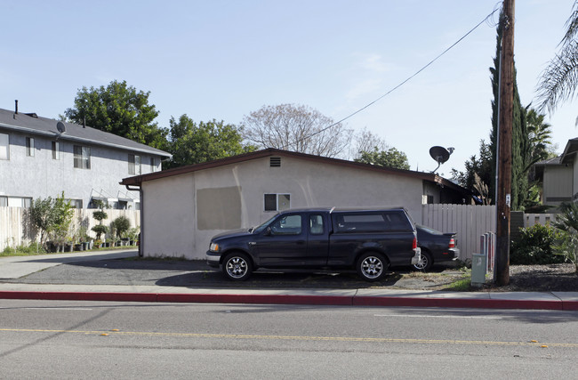 917-925 E Washington Ave in Escondido, CA - Building Photo - Building Photo