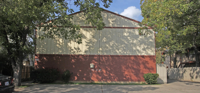 2208 W HIckory St in Denton, TX - Building Photo - Building Photo