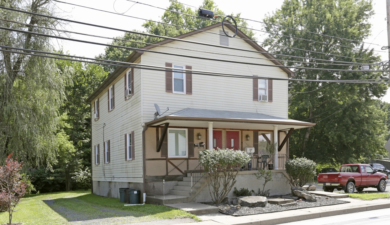 120 Clinton Ave in Oakdale, PA - Building Photo