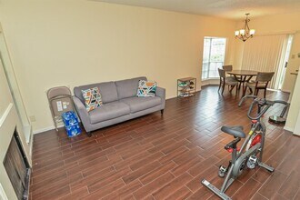 7575 Cambridge St in Houston, TX - Building Photo - Building Photo