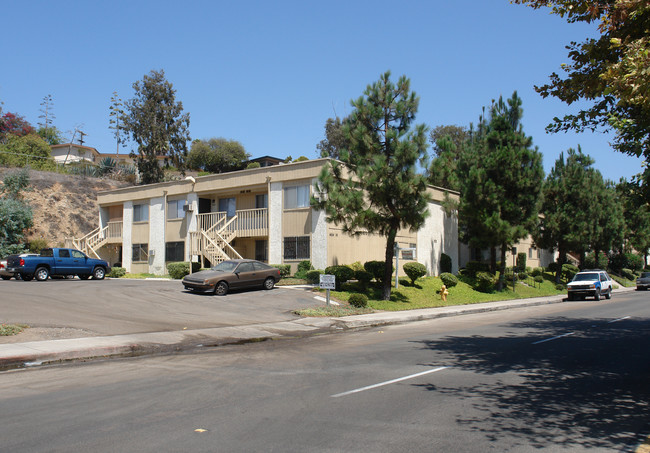 6654 University Ave in San Diego, CA - Foto de edificio - Building Photo