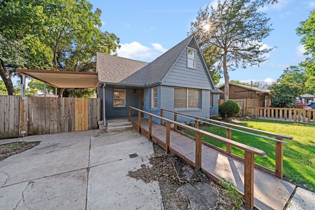 2620 Engle Ave in Dallas, TX - Building Photo