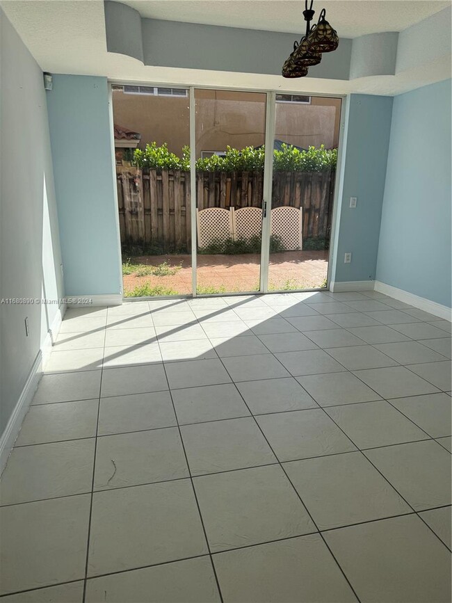 8510 NW 138th Terrace in Miami Lakes, FL - Building Photo - Building Photo