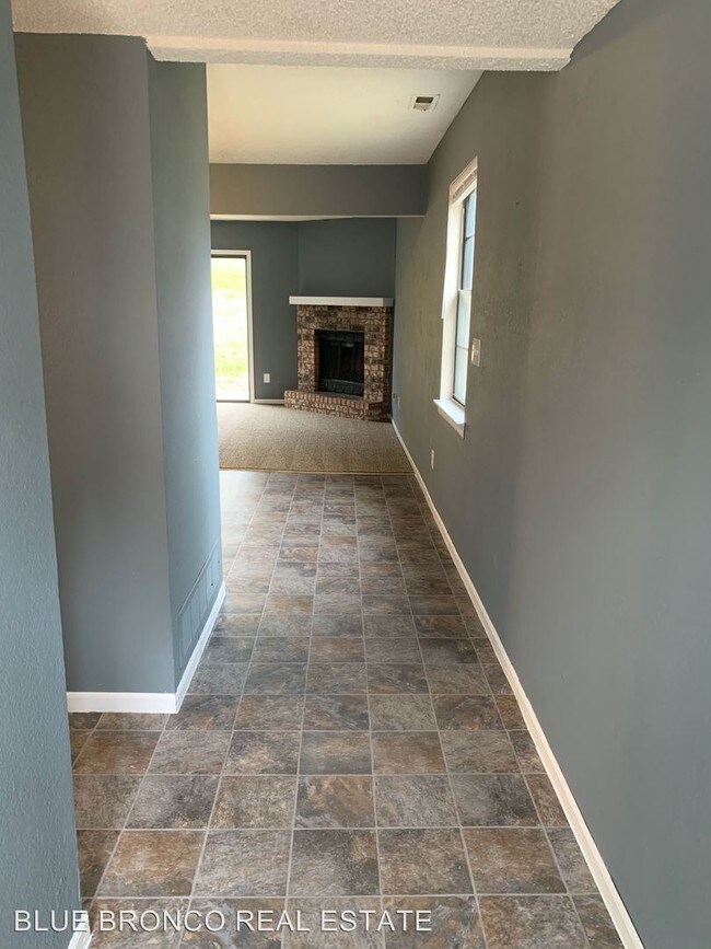 508 NE Churchill St in Lee's Summit, MO - Foto de edificio - Building Photo