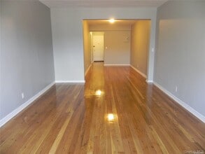 12 Welwyn Rd in Great Neck, NY - Building Photo - Building Photo