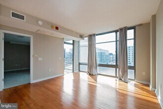 475 K St NW, Unit 813 in Washington, DC - Foto de edificio - Building Photo