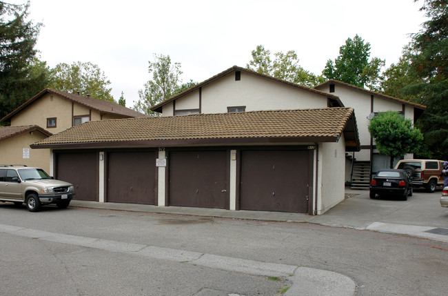 912 Civic Center Dr in Rohnert Park, CA - Building Photo - Building Photo