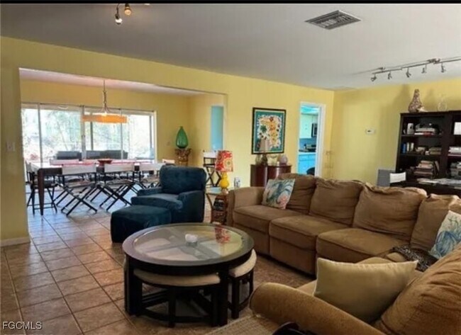 313 SE 16th Pl in Cape Coral, FL - Foto de edificio - Building Photo