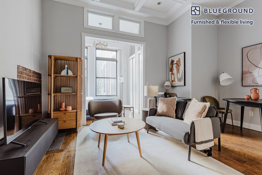 7 E 75th St in New York, NY - Building Photo