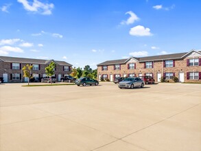 Up Towne Apartments in Lebanon, IL - Building Photo - Building Photo