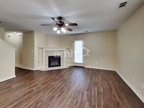 10221 Eveninghill Dr in Cordova, TN - Foto de edificio - Building Photo