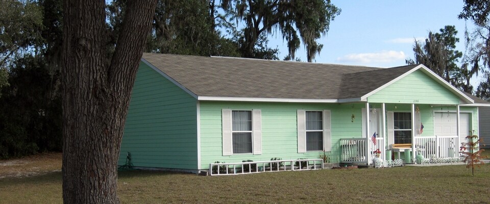 Azalea Apartments in Bowling Green, FL - Building Photo