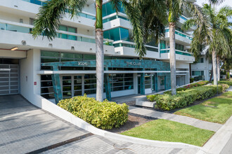 The Club in Bay Harbor Islands, FL - Foto de edificio - Building Photo