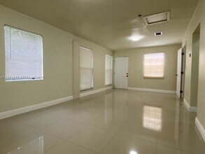 1815 NE 175th St in North Miami Beach, FL - Building Photo - Building Photo