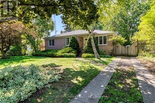 438 Sandmere Pl in Oakville, ON - Building Photo