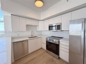 5077 NW 7th St, Unit PH1 in Miami, FL - Building Photo - Building Photo