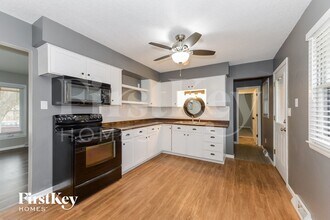 716 SW Williams St in Lee's Summit, MO - Foto de edificio - Building Photo