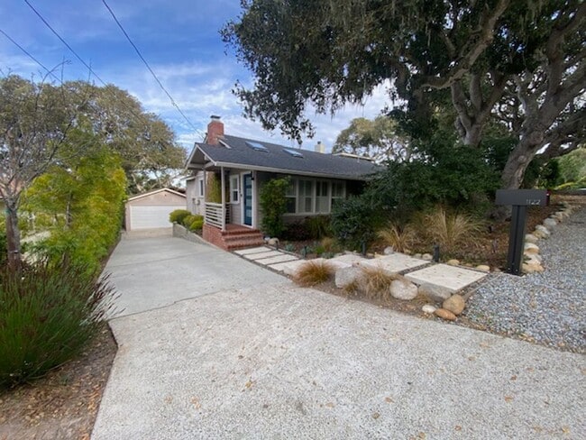 1122 Miles Ave in Pacific Grove, CA - Building Photo - Building Photo