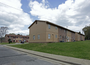 Talladega Downs Apartments in Talladega, AL - Foto de edificio - Building Photo