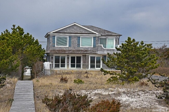 493 Dune Rd in Westhampton Beach, NY - Foto de edificio - Building Photo