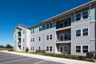 East Bay Flats Apartments in Parker, FL - Foto de edificio - Building Photo