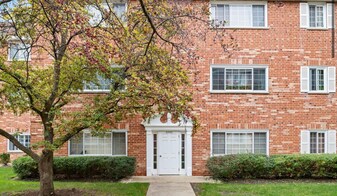 6884 W Touhy Ave, Unit E in Niles, IL - Building Photo