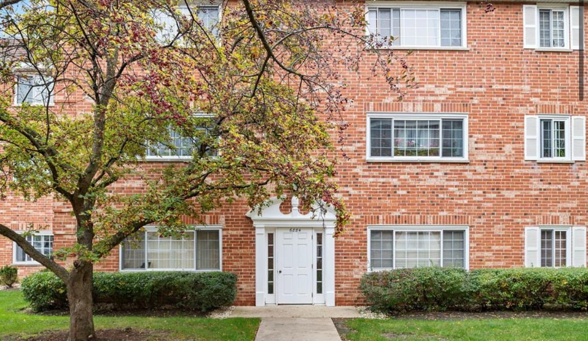 6884 W Touhy Ave, Unit E in Niles, IL - Building Photo