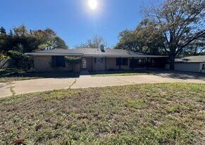 1225 Lake Terrace Dr in Elgin, TX - Building Photo