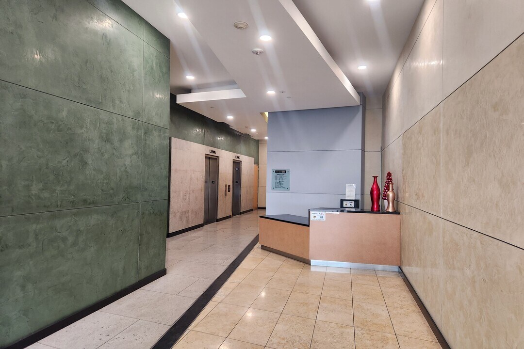 175 S Lake Ave in Pasadena, CA - Building Photo
