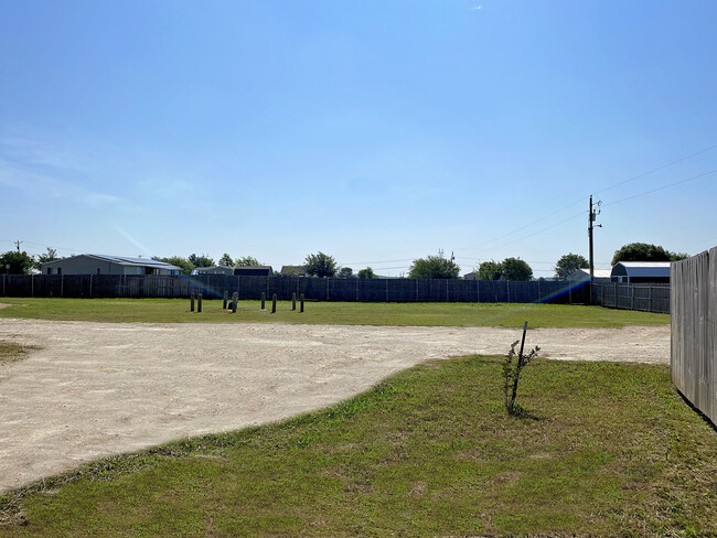 4341 FM917, Unit Lot B in Joshua, TX - Foto de edificio - Building Photo