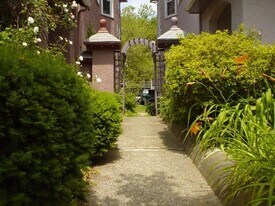 785 Washington St, Unit 1 in Brookline, MA - Building Photo