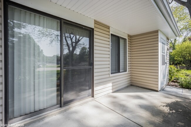 411 Stevenson Pl in Vernon Hills, IL - Building Photo - Building Photo