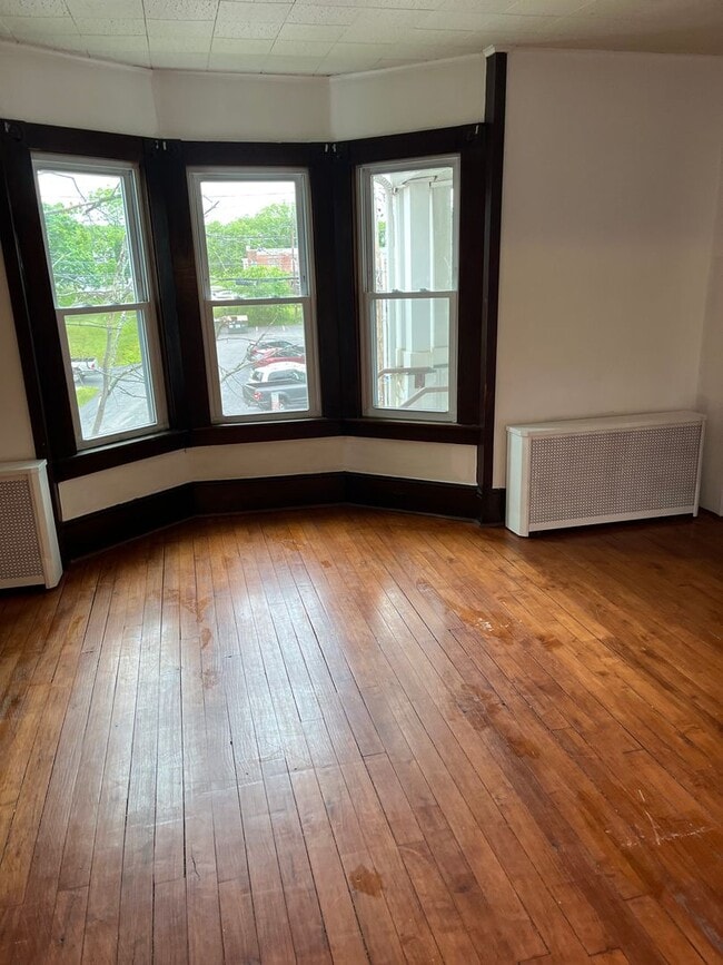 22 Raymond Ave in Arlington, NY - Building Photo - Building Photo
