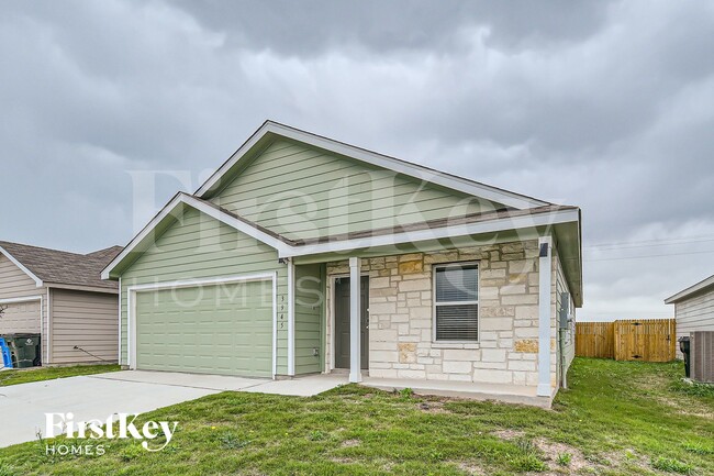 3945 Far Horizon in Seguin, TX - Foto de edificio - Building Photo