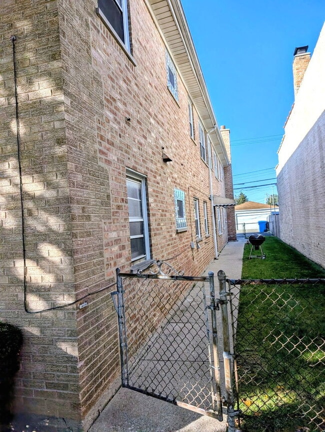 5916 W Montrose Ave in Chicago, IL - Building Photo - Building Photo