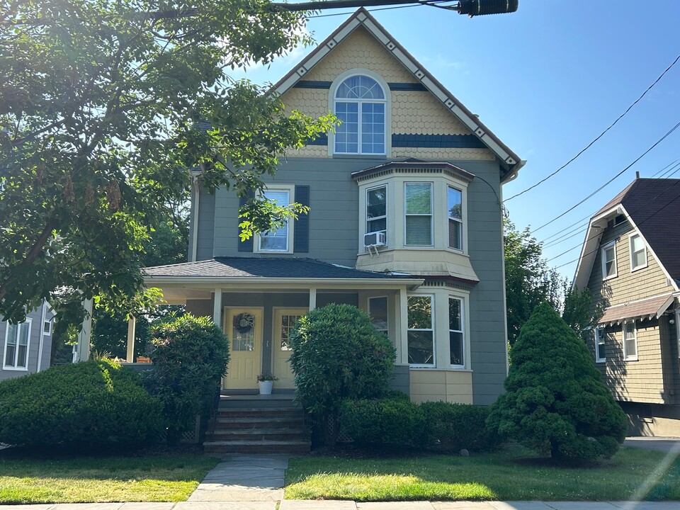 209 Ashland Ave in Bloomfield, NJ - Building Photo