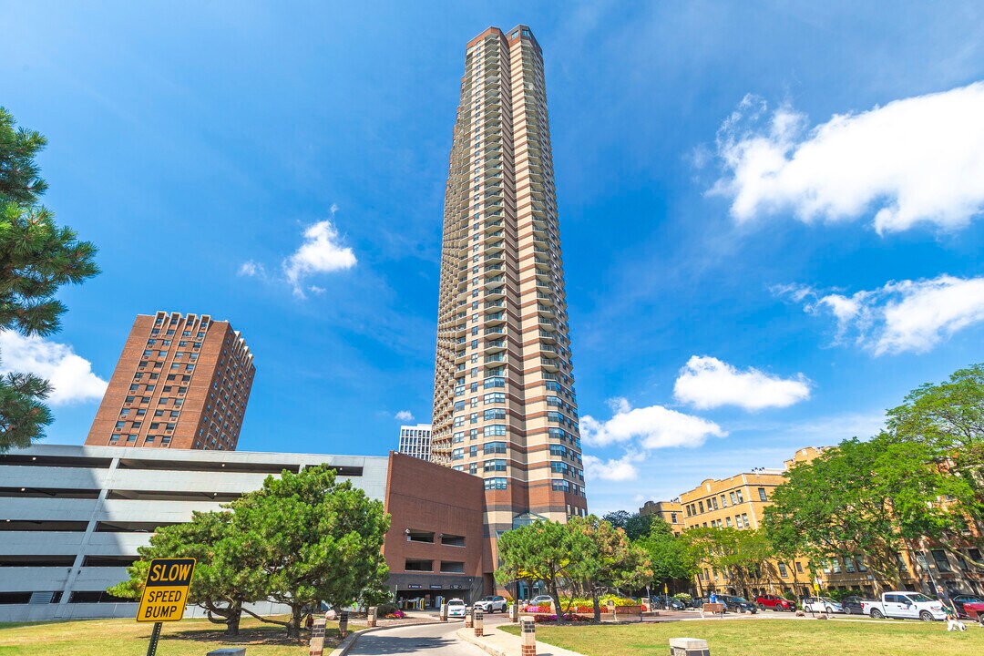 3660 N Lake Shore Dr, Unit 4410 in Chicago, IL - Building Photo