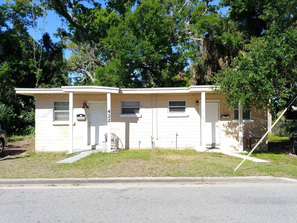 420 Henry Butts Dr in Daytona Beach, FL - Foto de edificio
