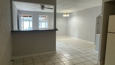 122 Red Ripple Rd in Houston, TX - Building Photo - Building Photo