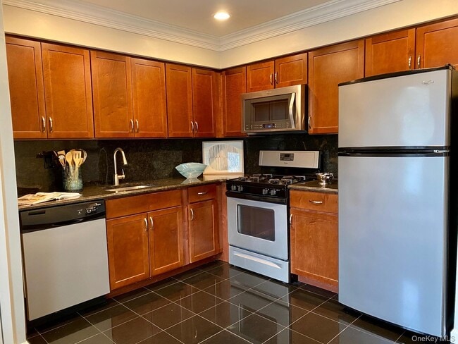 32 Country Club Dr in Coram, NY - Building Photo - Building Photo