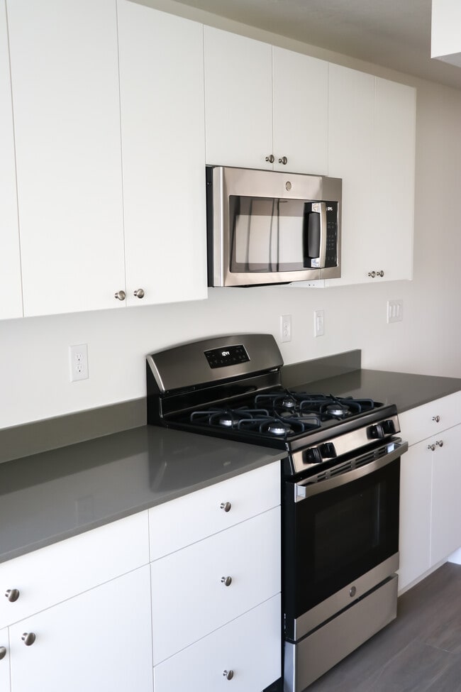 182 S Bushnell Way in Clearfield, UT - Building Photo - Building Photo