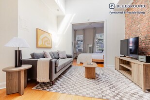 118 Christopher St in New York, NY - Building Photo