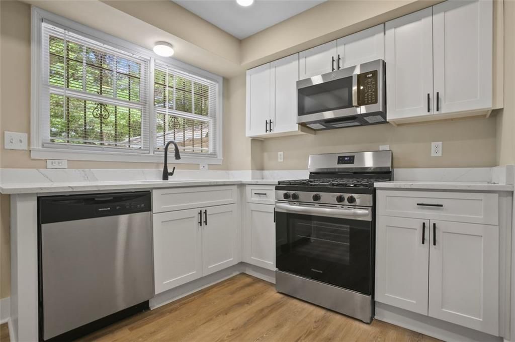 556 Holly St NW in Atlanta, GA - Building Photo