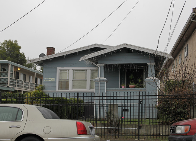 2945 Brookdale Ave in Oakland, CA - Building Photo - Building Photo