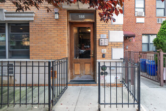 188 Meserole Ave in Brooklyn, NY - Foto de edificio - Building Photo