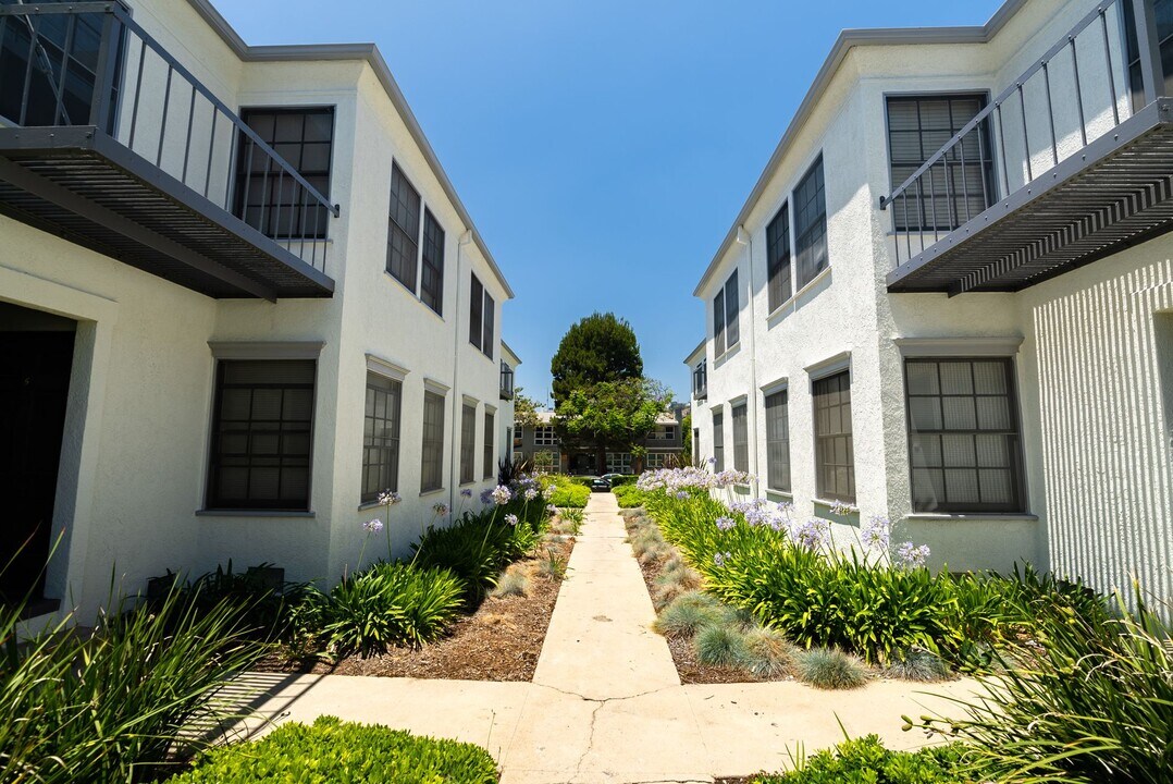 1316 Havenhurst Drive in West Hollywood, CA - Foto de edificio