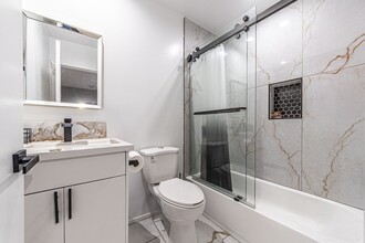 2223 S Highland Ave in Los Angeles, CA - Building Photo - Building Photo
