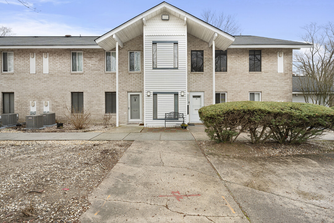 23 Redwood Ct, Unit 23 Redwood Court in Coram, NY - Foto de edificio