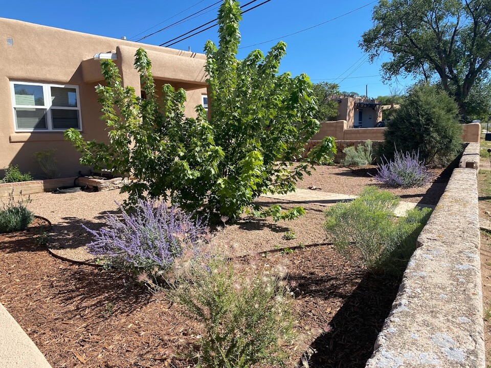 1203 Camino Sierra Vis in Santa Fe, NM - Building Photo